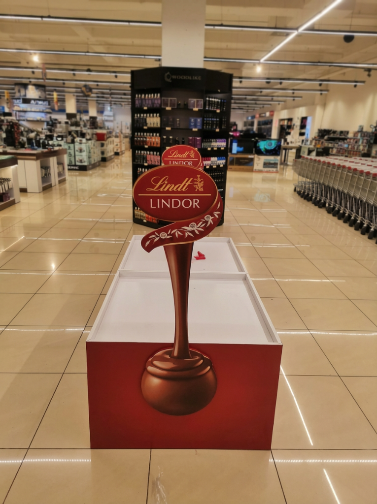 استاند Lindt مع إضاءة LED احترافية