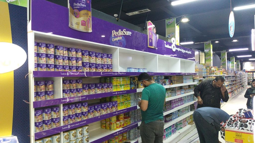 استاند PediaSure في صيدلية حديثة