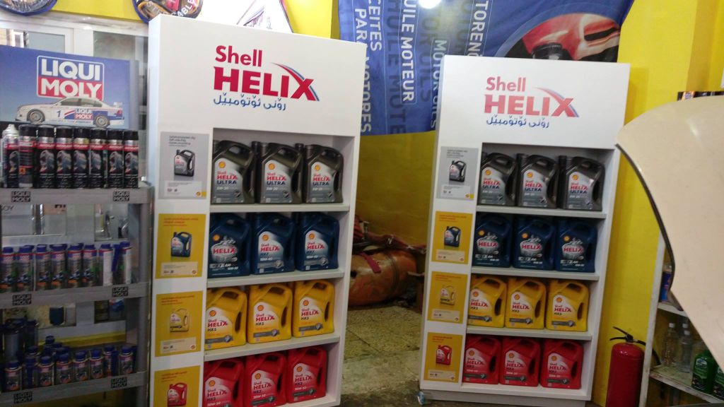 استاند أرضي Shell Helix في ماركت